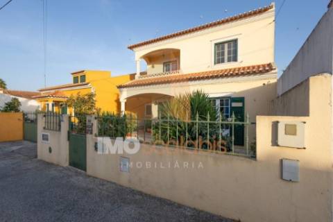 Moradia T4 em Almeirim com garagem, anexo e logradouro