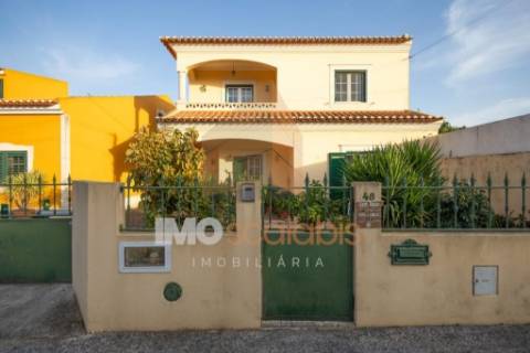 Moradia T4 em Almeirim com garagem, anexo e logradouro