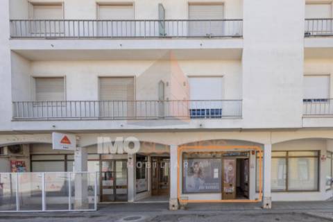 Loja no centro de Alpiarça – 68m² | Comércio ou Habitação