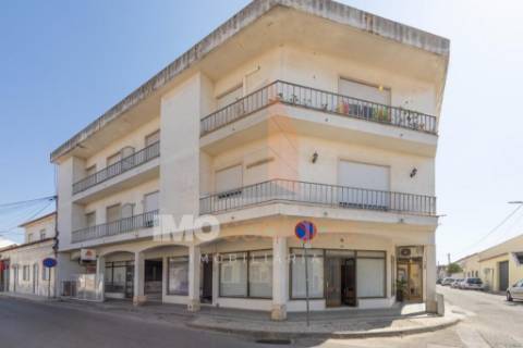 Loja no centro de Alpiarça – 68m² | Comércio ou Habitação