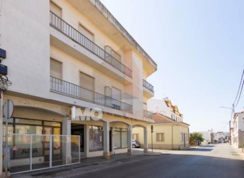 Loja no centro de Alpiarça – 68m² | Comércio ou Habitação