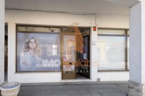 Loja no centro de Alpiarça – 68m² | Comércio ou Habitação