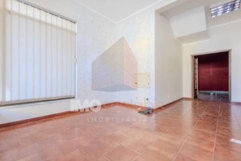 Loja no centro de Alpiarça – 68m² | Comércio ou Habitação