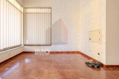 Loja no centro de Alpiarça – 68m² | Comércio ou Habitação