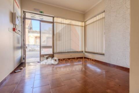 Loja no centro de Alpiarça – 68m² | Comércio ou Habitação