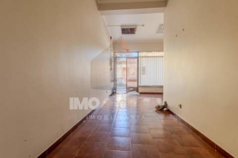 Loja no centro de Alpiarça – 68m² | Comércio ou Habitação
