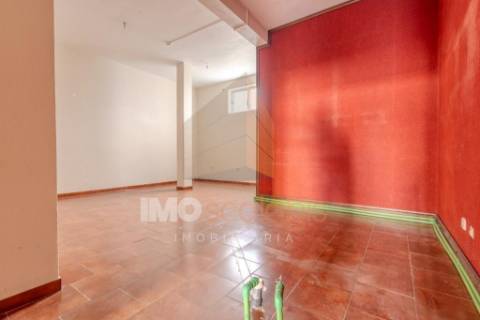 Loja no centro de Alpiarça – 68m² | Comércio ou Habitação