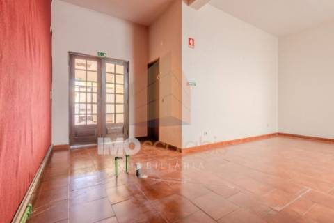 Loja no centro de Alpiarça – 68m² | Comércio ou Habitação
