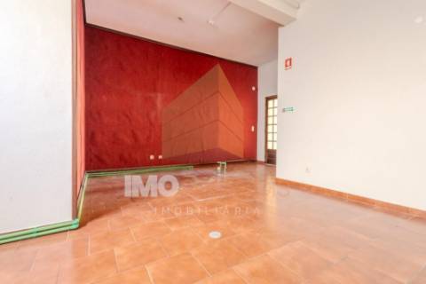 Loja no centro de Alpiarça – 68m² | Comércio ou Habitação