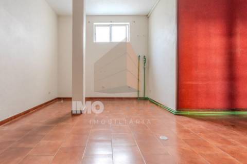 Loja no centro de Alpiarça – 68m² | Comércio ou Habitação