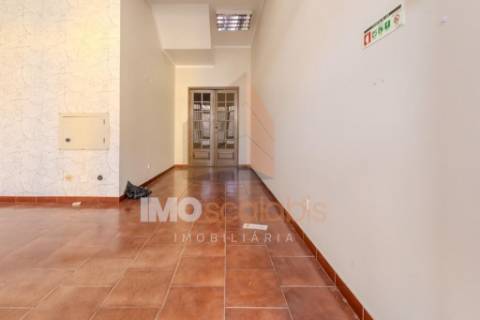 Loja no centro de Alpiarça – 68m² | Comércio ou Habitação