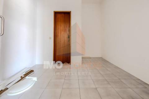 Loja no centro de Alpiarça – 46 m² | Comércio ou Habitação