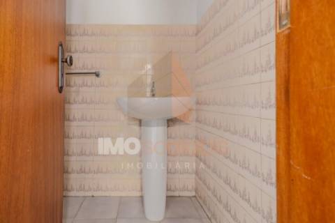 Loja no centro de Alpiarça – 46 m² | Comércio ou Habitação