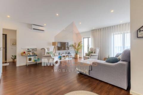 Apartamento T3 com Varanda e Estacionamento – Casais da Alagoa, Santarém