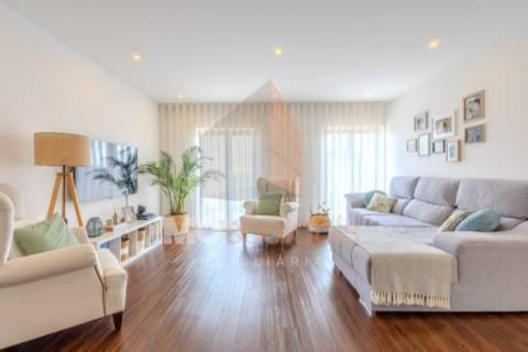 Apartamento T3 com Varanda e Estacionamento – Casais da Alagoa, Santarém