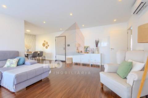 Apartamento T3 com Varanda e Estacionamento – Casais da Alagoa, Santarém