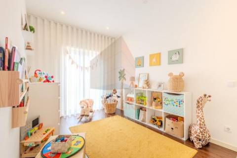 Apartamento T3 com Varanda e Estacionamento – Casais da Alagoa, Santarém