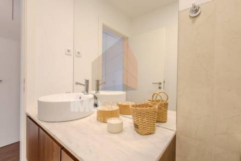 Apartamento T3 com Varanda e Estacionamento – Casais da Alagoa, Santarém