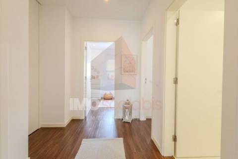 Apartamento T3 com Varanda e Estacionamento – Casais da Alagoa, Santarém