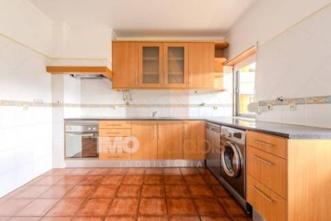 Oportunidade! T2 com grandes áreas e luz natural em São Domingos – Santarém