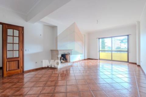 Oportunidade! T2 com grandes áreas e luz natural em São Domingos – Santarém