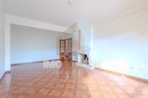 Oportunidade! T2 com grandes áreas e luz natural em São Domingos – Santarém