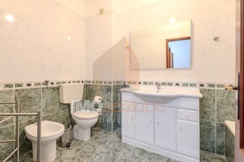 Oportunidade! T2 com grandes áreas e luz natural em São Domingos – Santarém