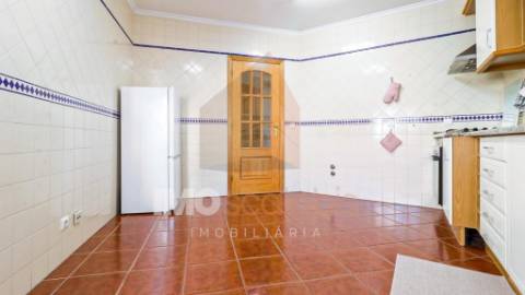 Apartamento T2 com garagem