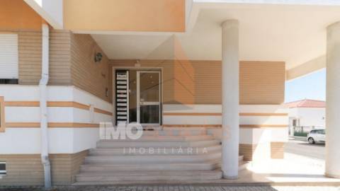 Apartamento T2 com garagem