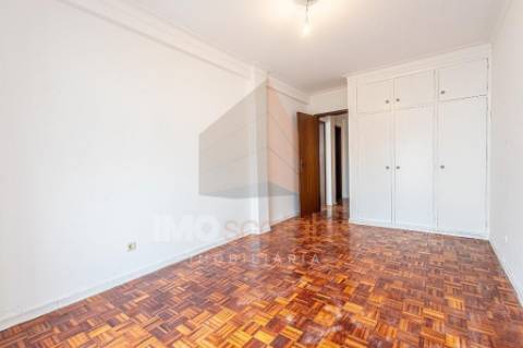 Apartamento T2 no Centro de Almeirim – Espaço, Conforto e Localização