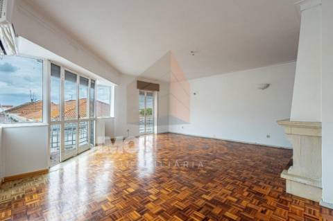 Apartamento T2 no Centro de Almeirim – Espaço, Conforto e Localização