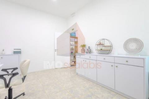 Loja versátil em zona previligiada de Santarém