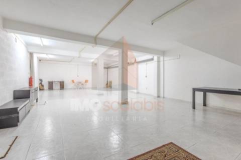 Loja versátil em zona previligiada de Santarém