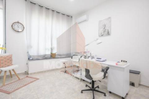 Loja versátil em zona previligiada de Santarém