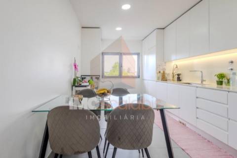 Apartamento T3 com Varanda e Requinte Contemporâneo – Sacapeito, Santarém