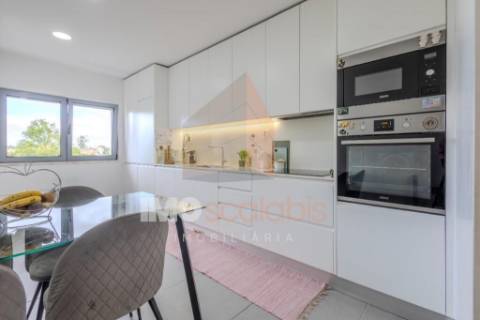 Apartamento T3 com Varanda e Requinte Contemporâneo – Sacapeito, Santarém