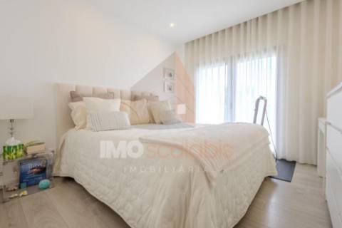 Apartamento T3 com Varanda e Requinte Contemporâneo – Sacapeito, Santarém