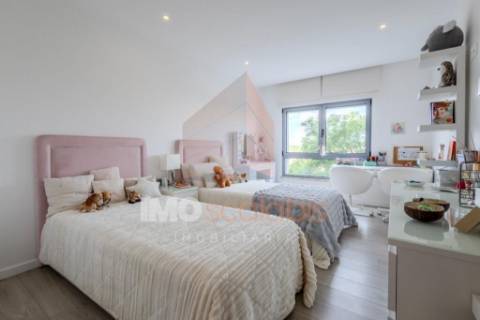 Apartamento T3 com Varanda e Requinte Contemporâneo – Sacapeito, Santarém