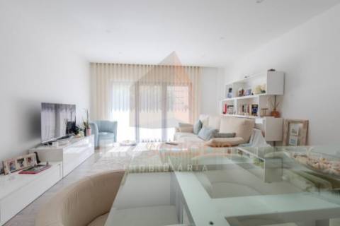 Apartamento T3 com Varanda e Requinte Contemporâneo – Sacapeito, Santarém