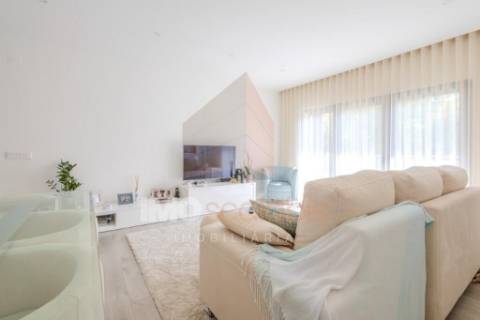 Apartamento T3 com Varanda e Requinte Contemporâneo – Sacapeito, Santarém