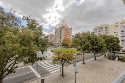 Apartamento T3 com Varanda e Requinte Contemporâneo – Sacapeito, Santarém