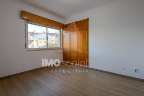 APARTAMENTO T3 COM GARAGEM E ARRECADAÇÃO – SANTARÉM
