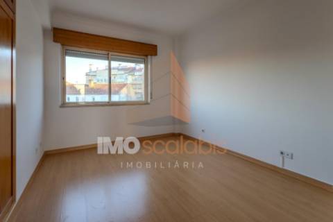 APARTAMENTO T3 COM GARAGEM E ARRECADAÇÃO – SANTARÉM