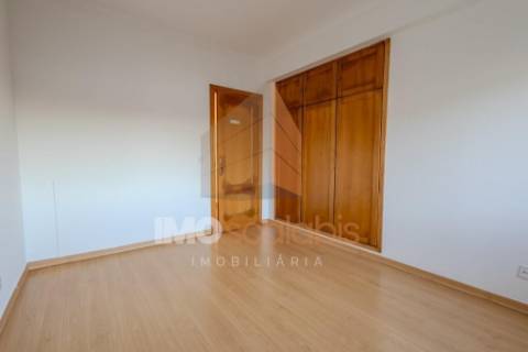 APARTAMENTO T3 COM GARAGEM E ARRECADAÇÃO – SANTARÉM