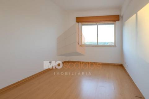 APARTAMENTO T3 COM GARAGEM E ARRECADAÇÃO – SANTARÉM