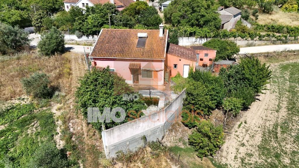 Moradia T4 com terreno rústico em Alforzemel – Almoster, Santarém