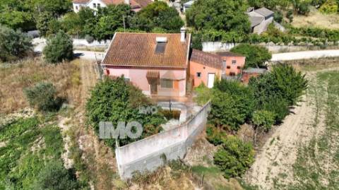 Moradia T4 com terreno rústico em Alforzemel – Almoster, Santarém