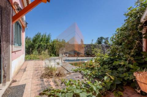 Moradia T4 com terreno rústico em Alforzemel – Almoster, Santarém
