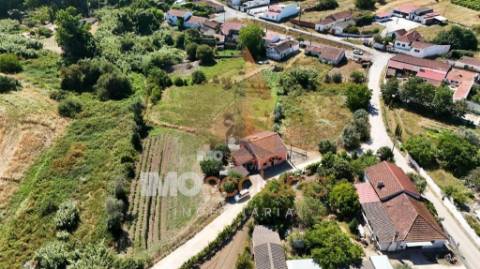 Moradia T4 com terreno rústico em Alforzemel – Almoster, Santarém