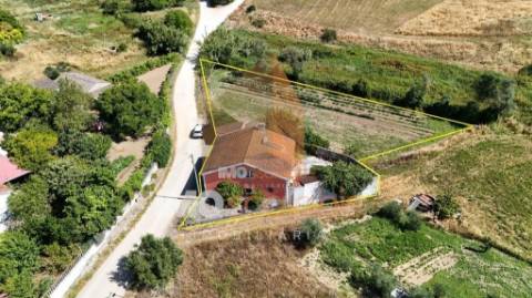 Moradia T4 com terreno rústico em Alforzemel – Almoster, Santarém